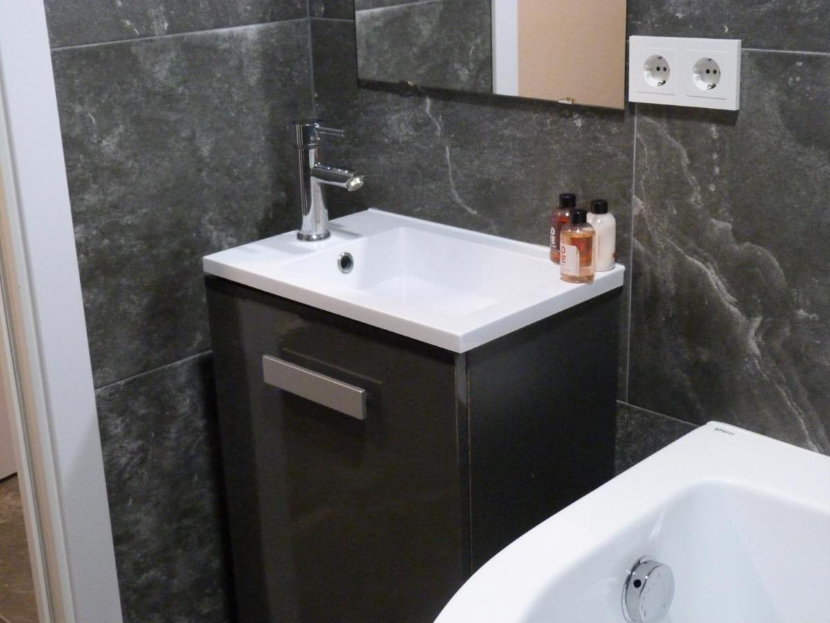 Cozy Rooms 45 Valenza Esterno foto